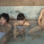 【GIFあり】 混浴温泉で女に勃起したチンポを見せたついでに、まんぐり返しして中出しｗ